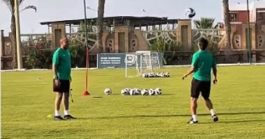 نبيل الكوكى يستعرض مهاراته على هامش المران الصباحى للمصرى.. فيديو